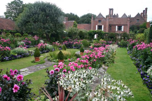 Phot by Joan Street of a mansion